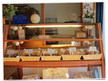 菓子司中島屋は、和・洋菓子が所狭しと並ぶ