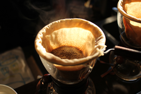 コーヒーを淹れる手順　豆を蒸す